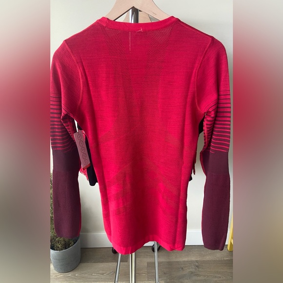 S 🔖 Women's Intraknit™ Merino 200 Crew In Pomegranate Red SW016412G65 - Picture 5 of 9